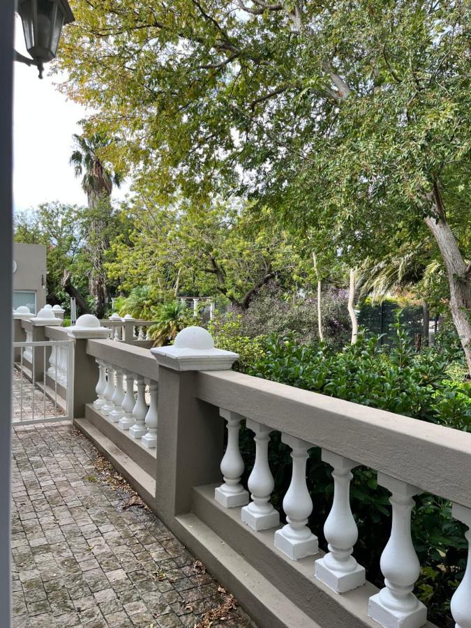 Somerset West Garden Apartments 1 Exterior photo